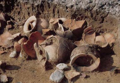 【写真】りゅうろから出土した大量の土器（弥生時代後期から古墳時代前期　平成20年度調査