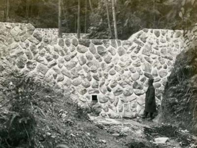 画像です。昭和初期の治山ダム