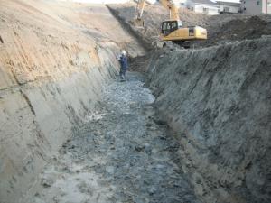 堤体の工事の様子　床掘（とこぼり）