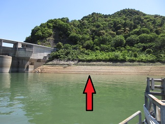 ダム水面の植物が生えていない箇所の写真