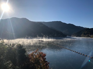 写真３冬の霧が立つ湖面