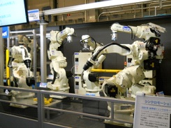 5台のロボットを同期しながら動くデモを見学しました。