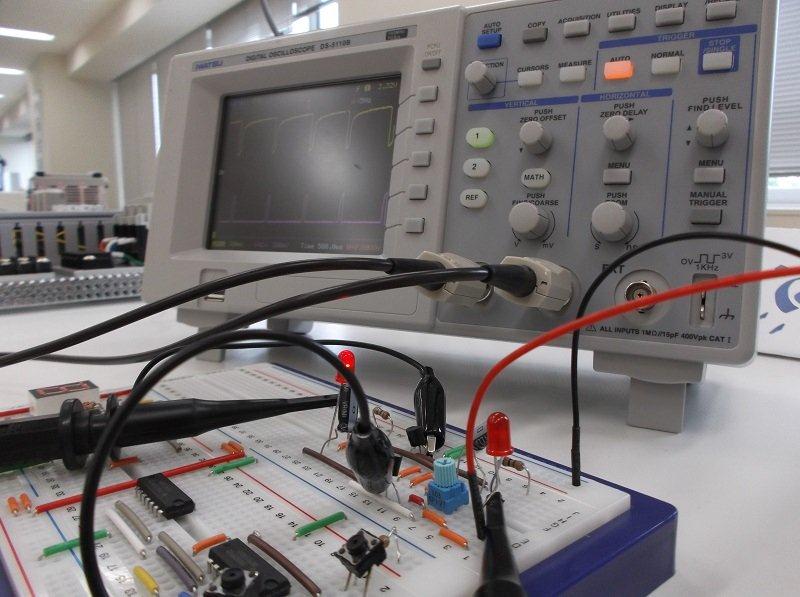 ブレッドボードに組んだ電子回路の波形をデジタルオシロスコープで測定しているところです。