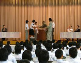 四條畷ライオンズクラブから田原中学校に活動資材を贈呈の写真