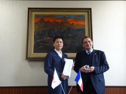 駐日フランス大使と知事の写真
