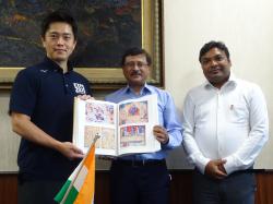 知事とインド大使・総領事の写真