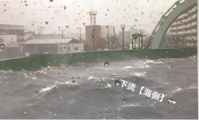 木津川水門に押し寄せる高潮