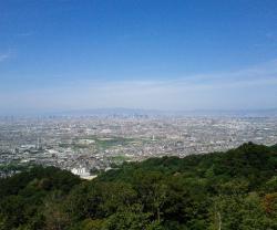 大阪平野の景色を眺める水吞地蔵尊
