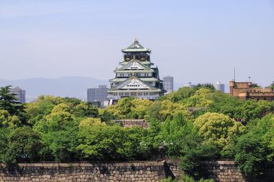 大阪城天守閣を眺めるＫＫＲホテル大阪のテラス