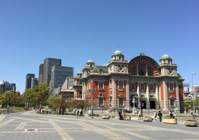 大阪市中央公会堂と高層ビル群を眺める中之島公園