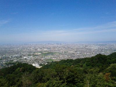 大阪平野の景色を眺める水呑地蔵尊