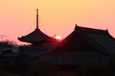 叡福寺と夕日を眺める太子・和みの広場