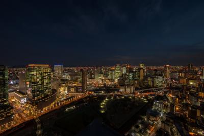 「大阪都心の高層建築群」を眺める梅田スカイビル「空中庭園」