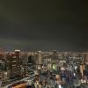 大阪の賑やかな街を眺める空中庭園展望台