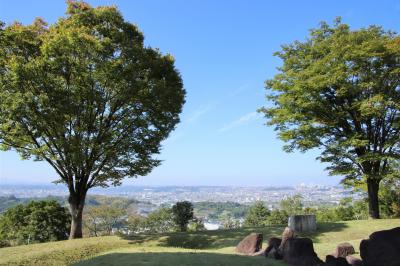 古代と現代が共存する大阪平野を眺める鉢伏山西峰古墳