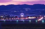 大阪国際空港と飛行機を眺める千里川土手