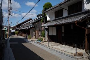 枚方宿鍵屋資料館を眺める京街道