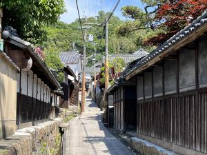 石畳と淡い街灯を眺める太平寺地区の細街路