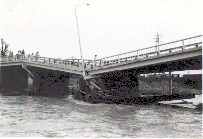 千歳橋の橋脚破損（茨木市戸伏町）の写真