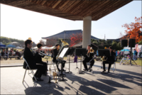 太子・和みの広場と万葉ホールで金管五重奏と浪曲の写真
