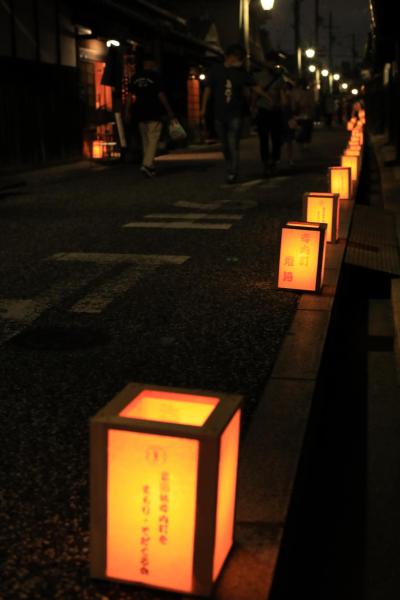 均等に並ぶ行灯／写真提供：富田林市観光協会
