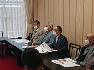 「こはま日和」を手に、質問する茨木商工会議所視察団