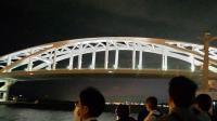 【写真】ライトアップされた夢舞大橋の下を通過