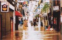 写真；商店街の中も水浸しになっています。