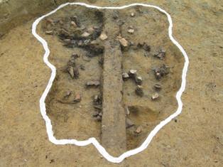 【写真】０６５土坑 弥生時代中期後半の土器やサヌカイト製の石器の破片が出土しました