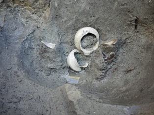 井戸底に埋まっていた土器の写真