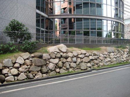 【写真】ドーンセンターに移築された石垣