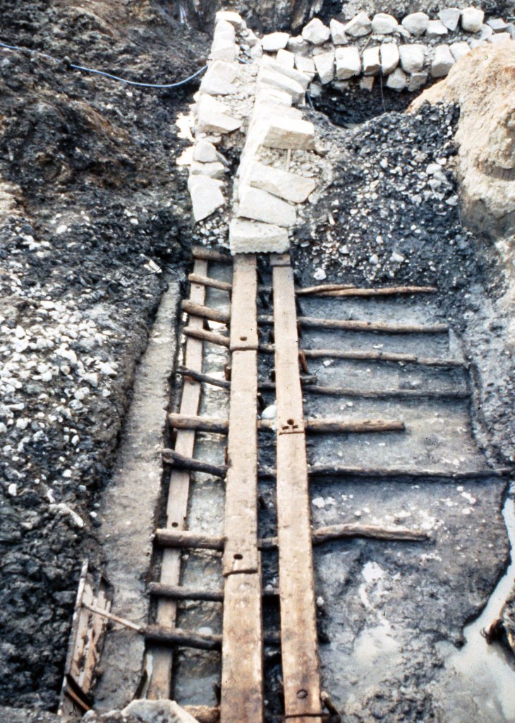 【写真】昭和50年の発掘調査では石垣の下からはしごどうぎが発見されました　高槻市教育委員会提供