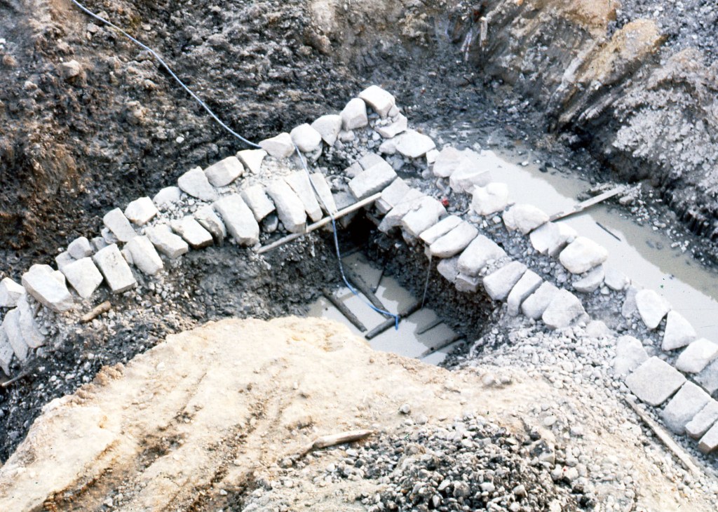 【写真】昭和50年の発掘調査で見つかった石垣　高槻市教育委員会提供
