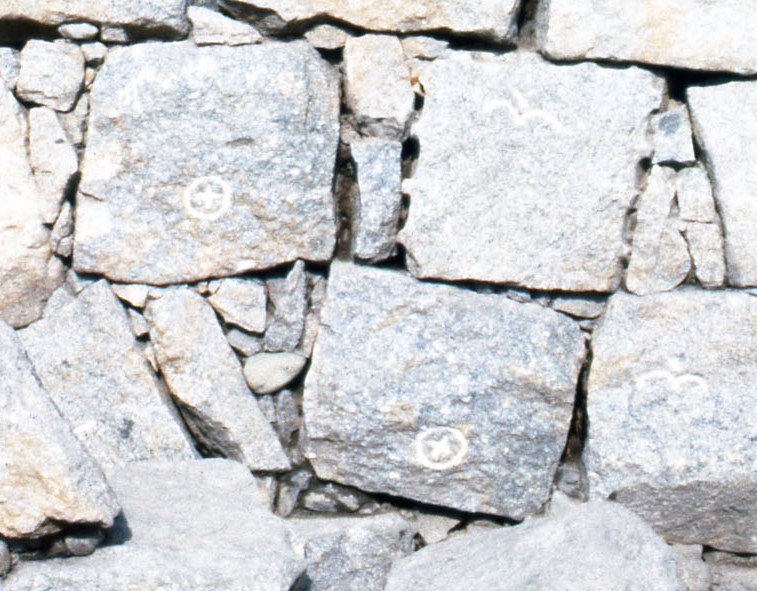 発掘調査で発見された石垣に刻まれた刻印
