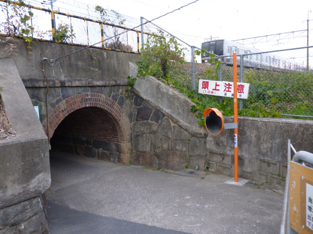 【写真】JRのガード下にも高槻城の石垣の石が使われています