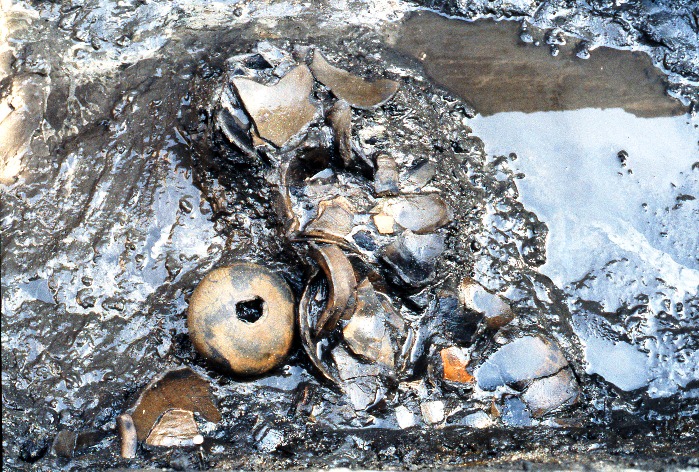 【写真】発掘調査で出土した弥生土器の出土状況