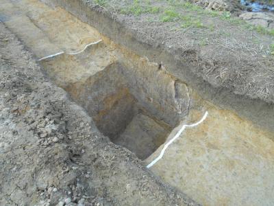 【写真】竪穴住居の西側から発見された溝