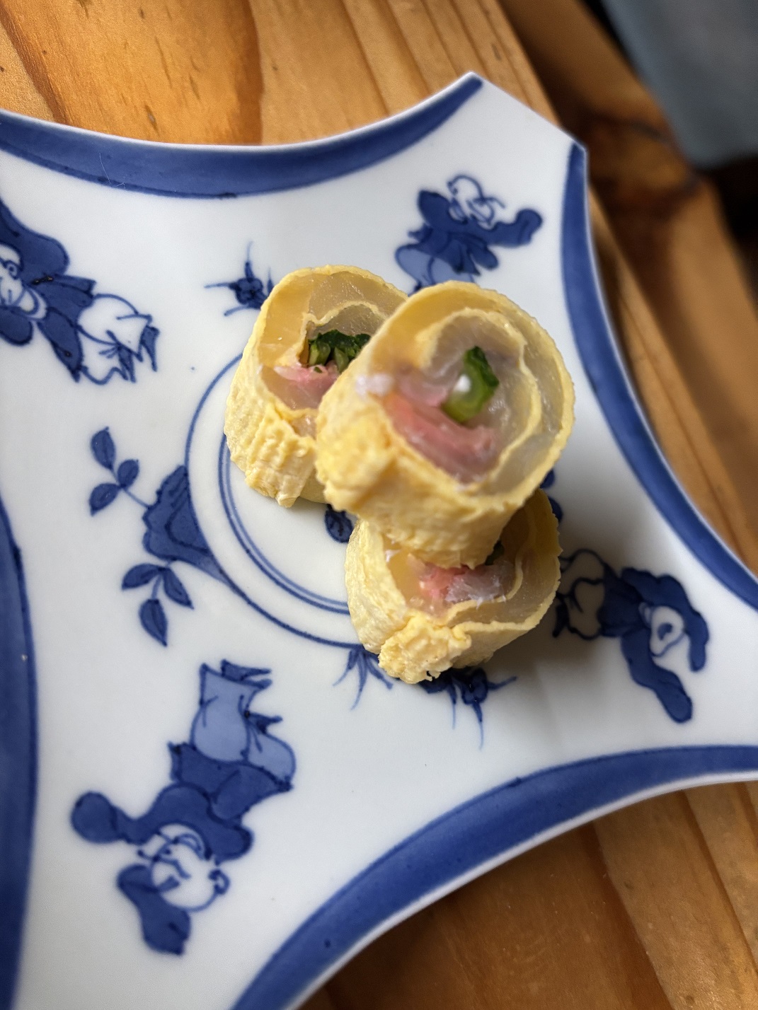 菊菜を芯にした白身魚の巻物の酢の物