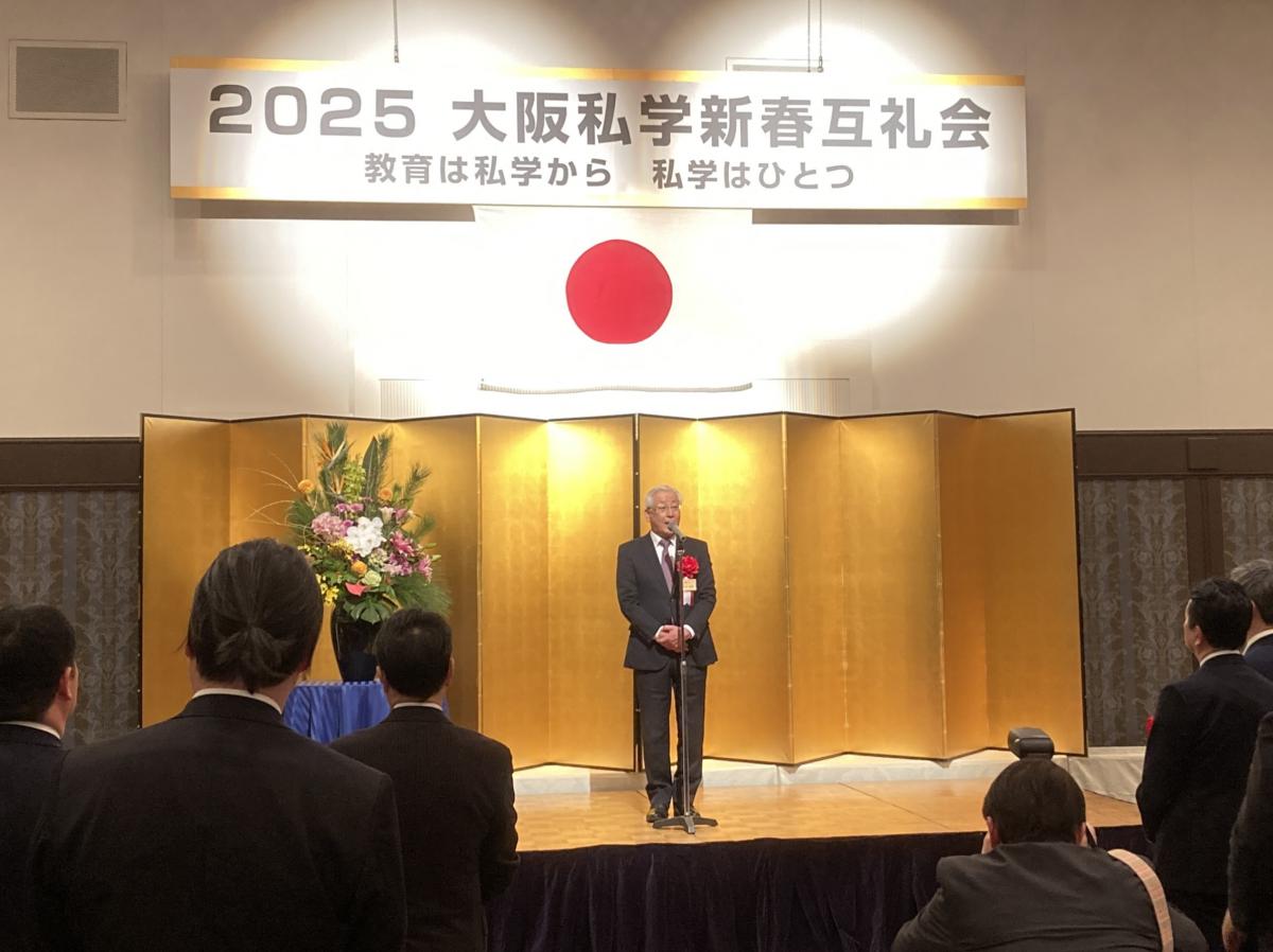 挨拶する中谷議長