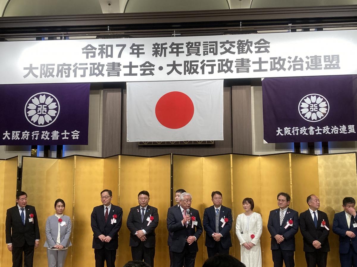 挨拶する中谷議長