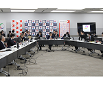 関西広域連合委員会において発言する知事。