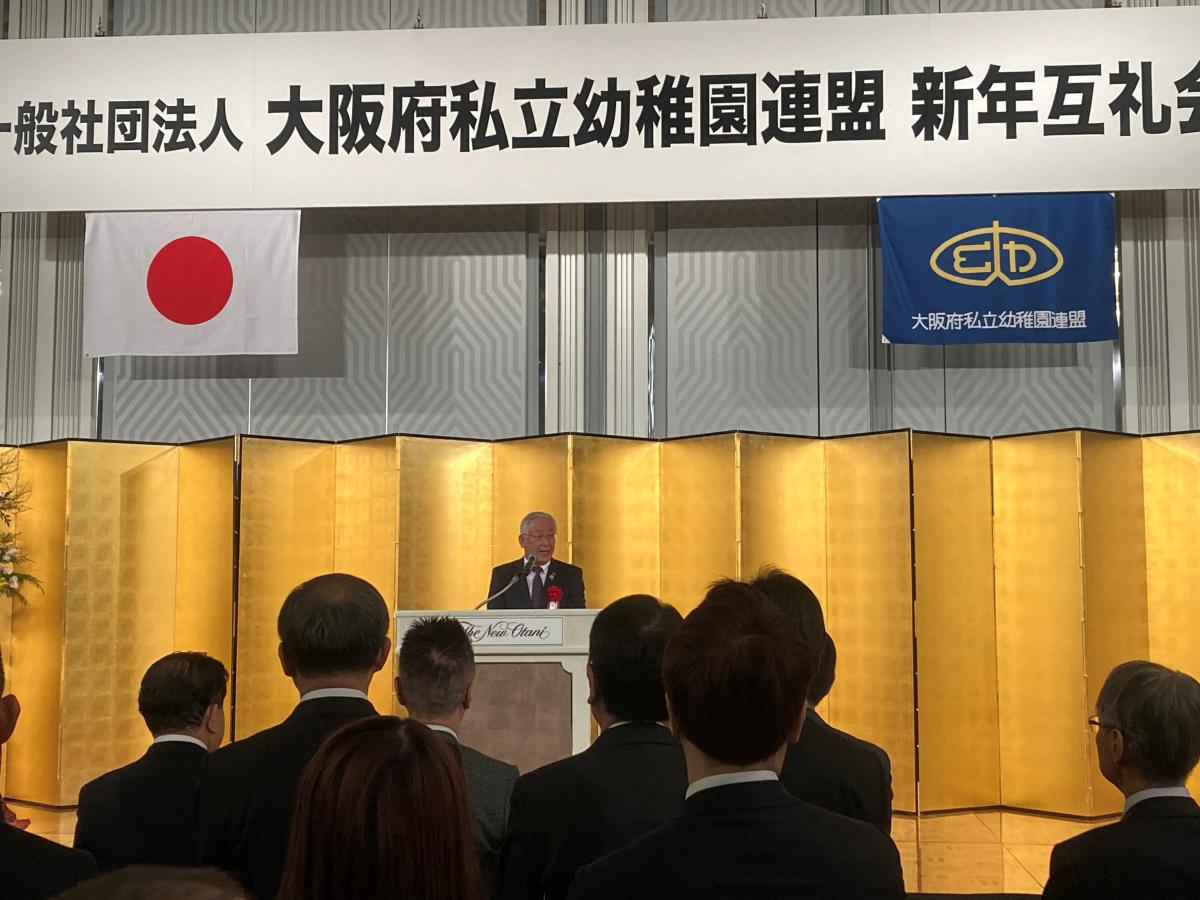 祝辞を述べる中谷議長