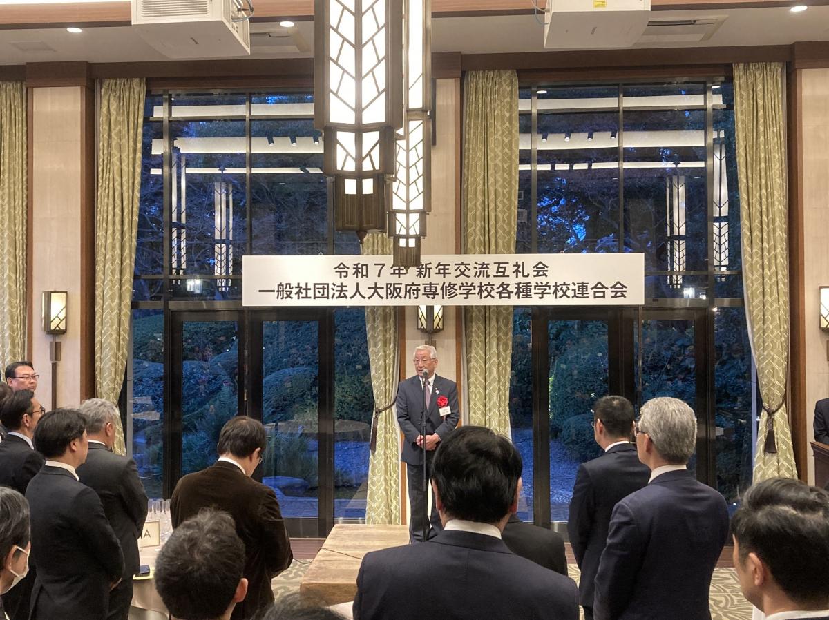 挨拶する中谷議長