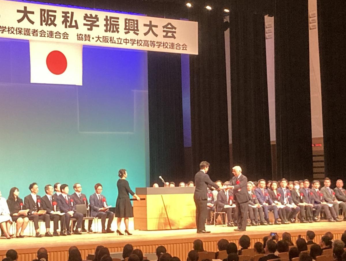 要望書を受け取る中谷議長