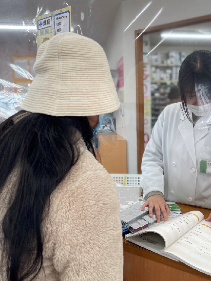 外国人対応マニュアルを用いた説明の様子
