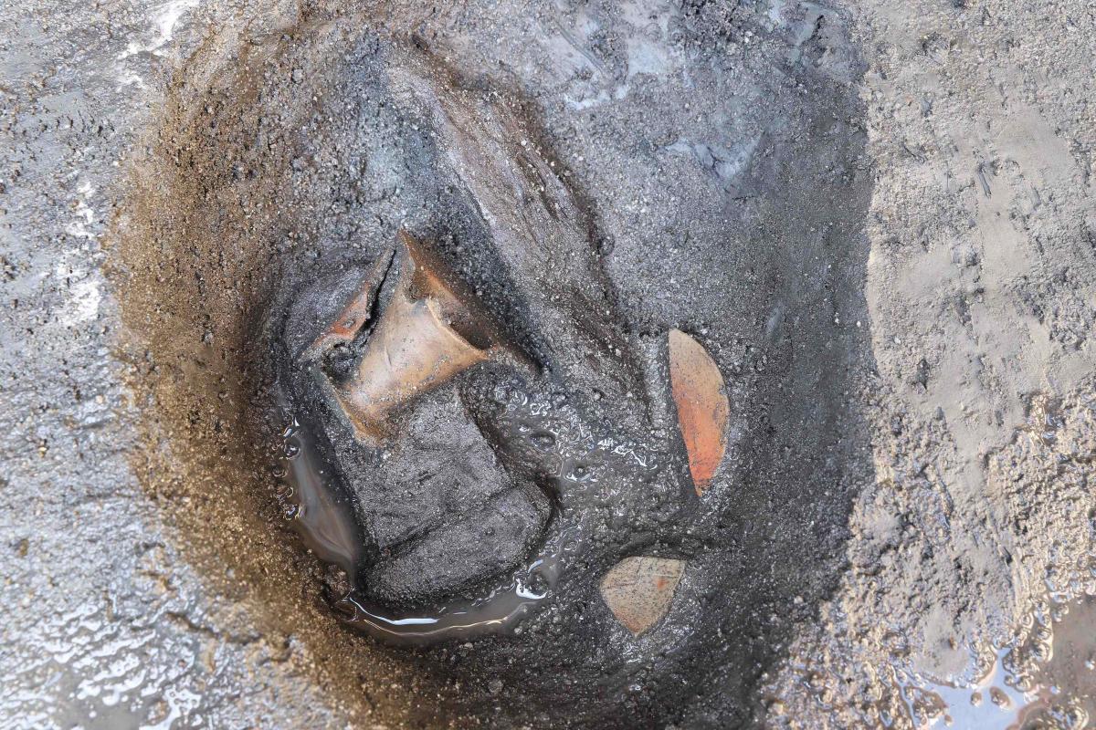 第1調査区古墳時代中期のピットから出土した土師器高杯と木栓