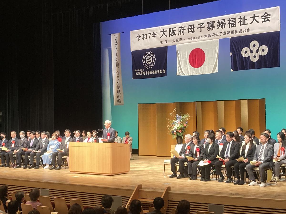 祝辞を述べる中谷議長