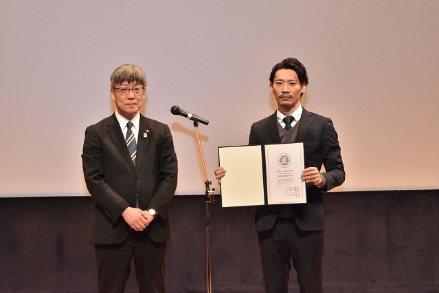 有限会社旭金型製作所の壇上授与