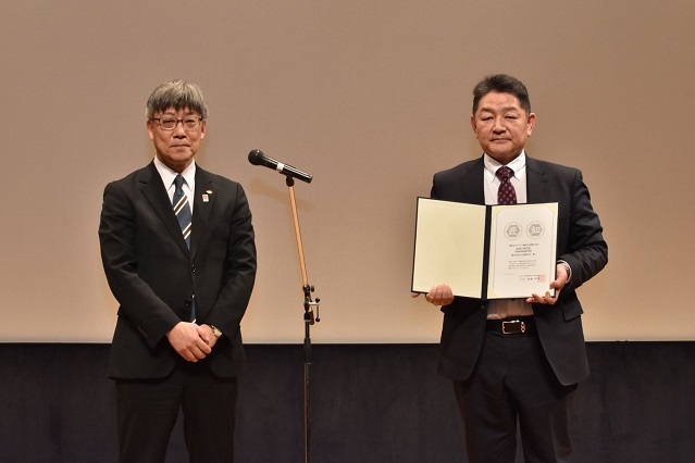 株式会社石山製作所の壇上授与