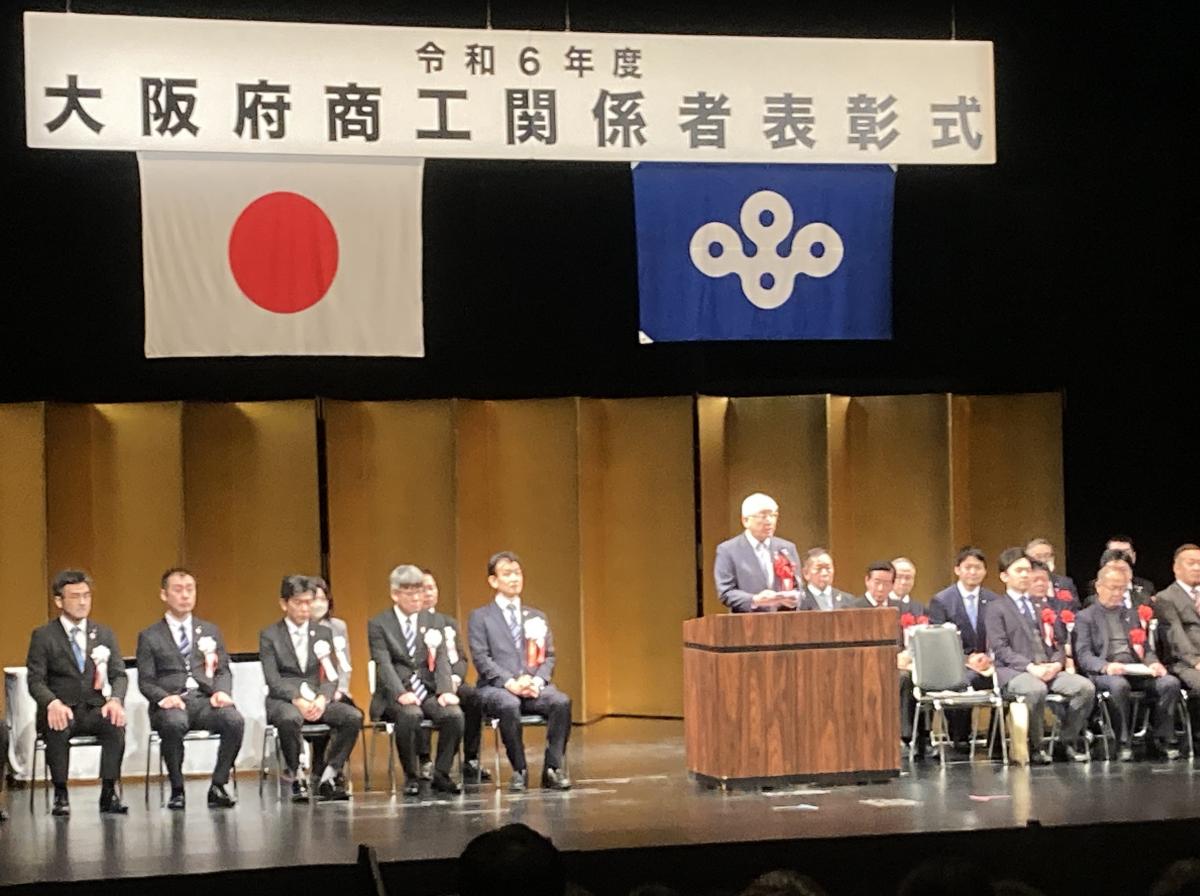 祝辞を述べる中谷議長